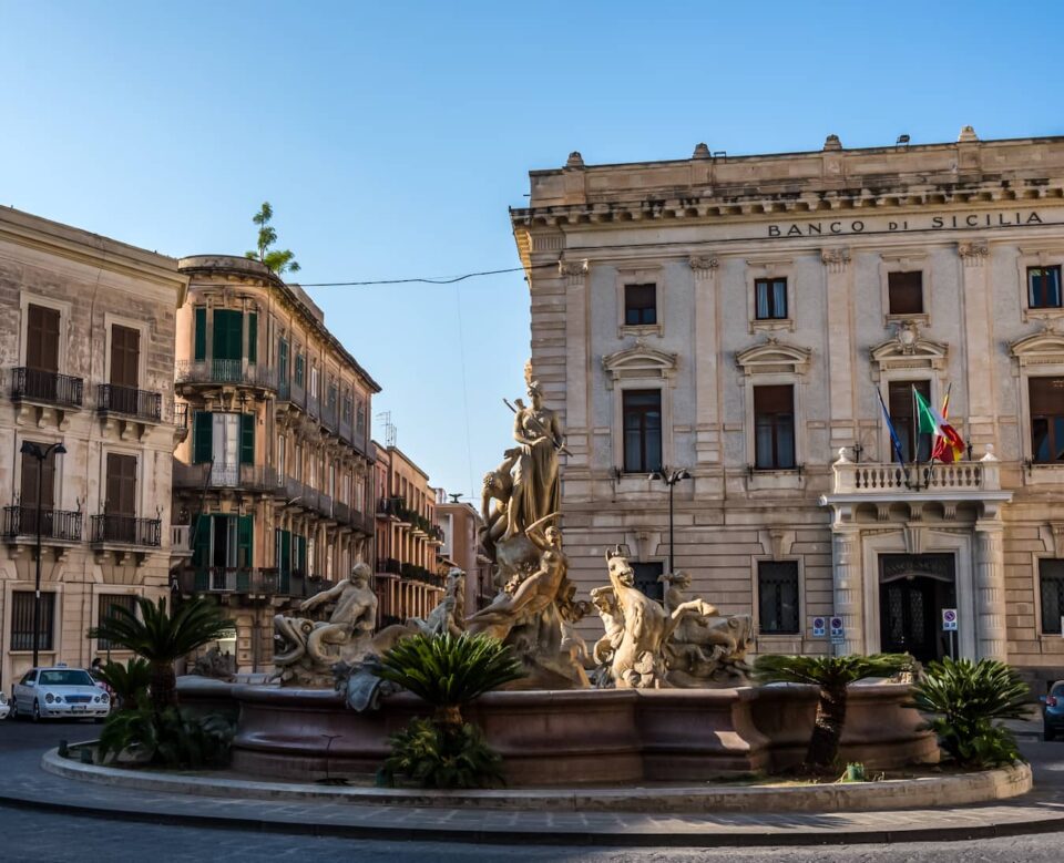 What to see in Siracusa, Sicily: The fountain of Diana on the Archimedes Square